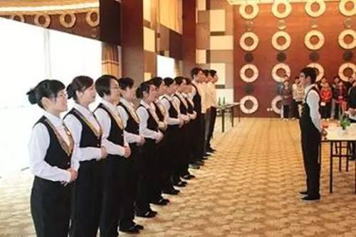 餐飲服務(wù)禮儀培訓(xùn)大全 打造專業(yè)服務(wù)團(tuán)隊(duì)的核心指南
